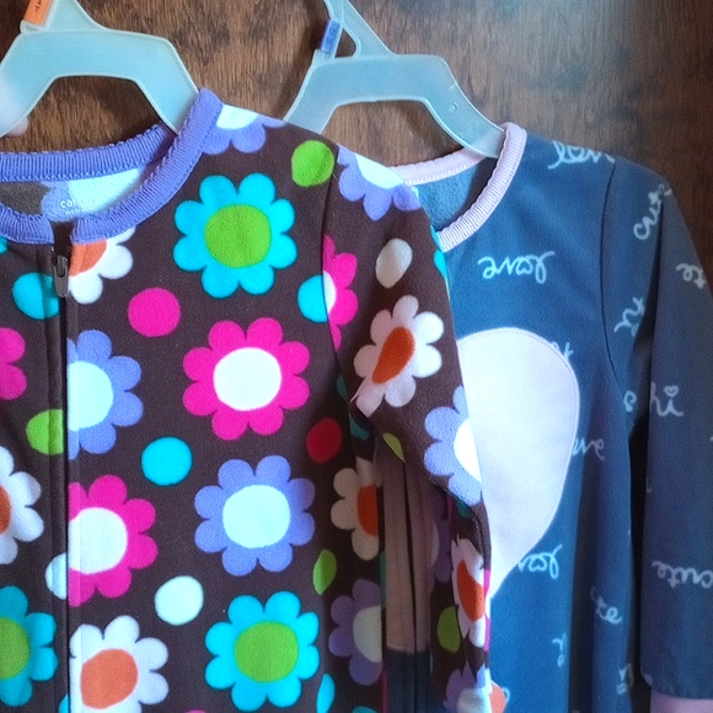 EUC 2 Pairs Carter's Girls Footie Pajama Lot Girls Size 2T & 3T